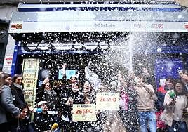 Varias personas celebran el Gordo en un sorteo de hace años.