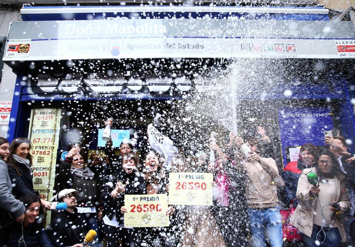 Varias personas celebran el Gordo en un sorteo de hace años.