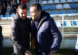 Saludo entre Fran Justo y el irundarra Sergio Francisco, entrenador del Sanse, antes del partido.