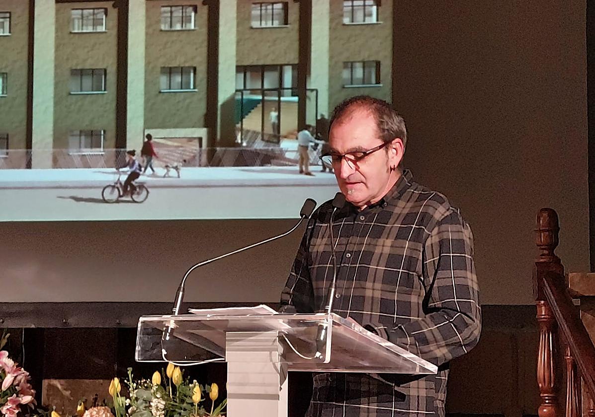 El alcalde Teo Alberro dio la bienvenida a los vecinos al acto.