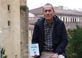 Jabier Muguruza, 'Jajatxo' ipuinaren ale batekin.