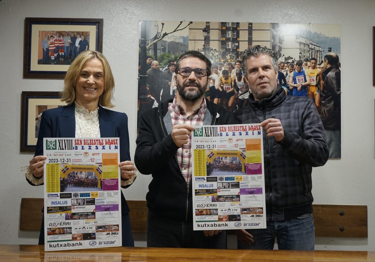 Leire Artola, Juan Carlos Antón y Lander Ramos en la presentación de la San Silvestre en la sociedad Beti Bizi.