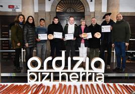 Los ganadores junto a los finalistas,organizadores y algunosmiembros del jurado.