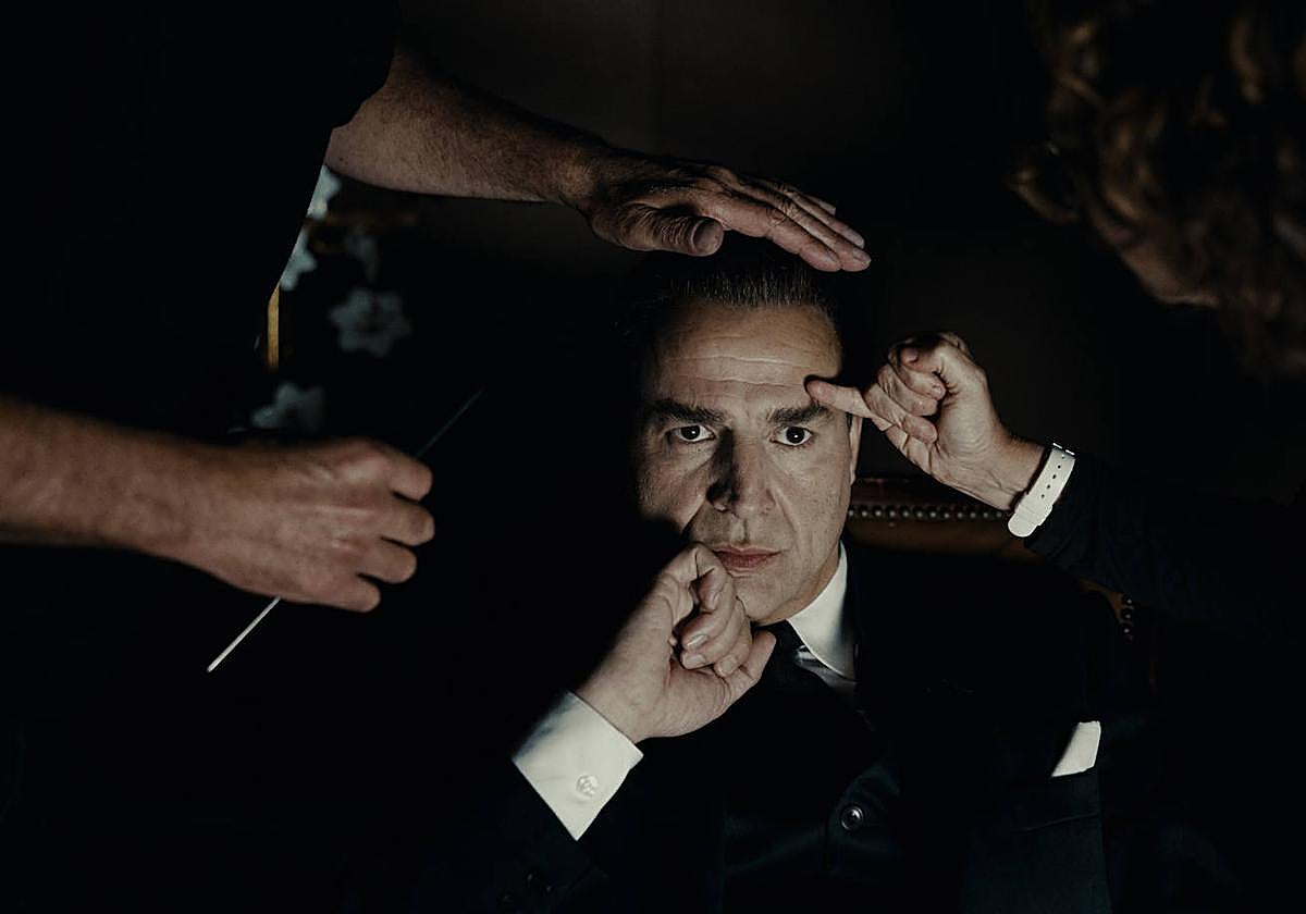 Vista de una escena de la serie sobre el diseñador Cristóbal Balenciaga.