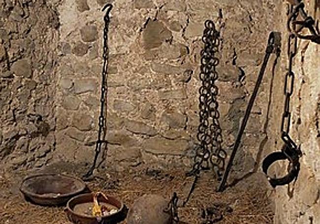 Interior de la celda de una cárcel medieval.