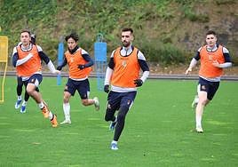 Brais Méndez, en el centro de la imagen, durante el entrenamiento de este miércoles en Zubieta.