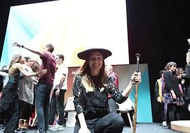 Nerea Ibarzabal, irribarretsu, makila eta txapelarekin.