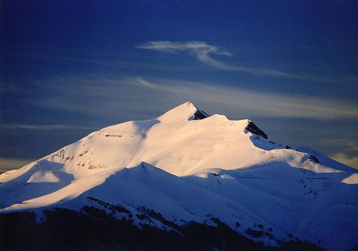 Vista aérea del monte Ori, primer dosmil occidental, con una estampa invernal.