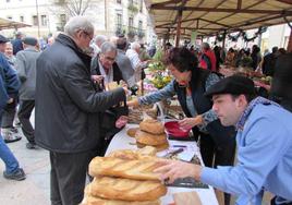 Puesto de venta de pan del caserío Artazubiaga de Bedoña en la feria del año pasado.