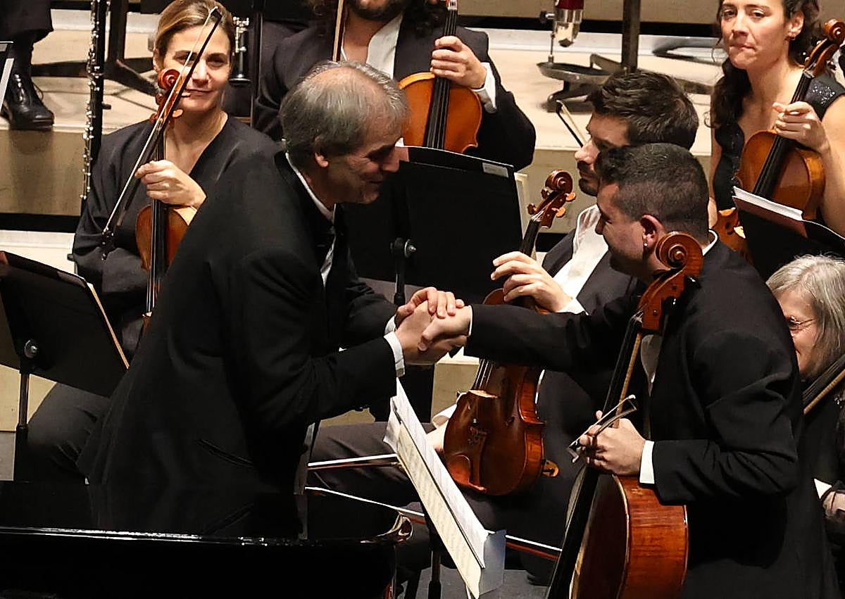 Imagen secundaria 1 - Arriba, José María Bergareche, presidente de DV, entrega su placa a Irene Tapia, de DYA Gipuzkoa, entidad a la que se destinó la recaudación.