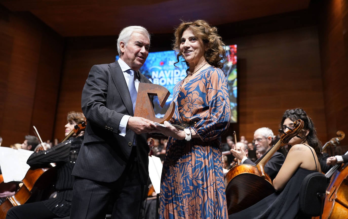 Imagen principal - Arriba, José María Bergareche, presidente de DV, entrega su placa a Irene Tapia, de DYA Gipuzkoa, entidad a la que se destinó la recaudación.