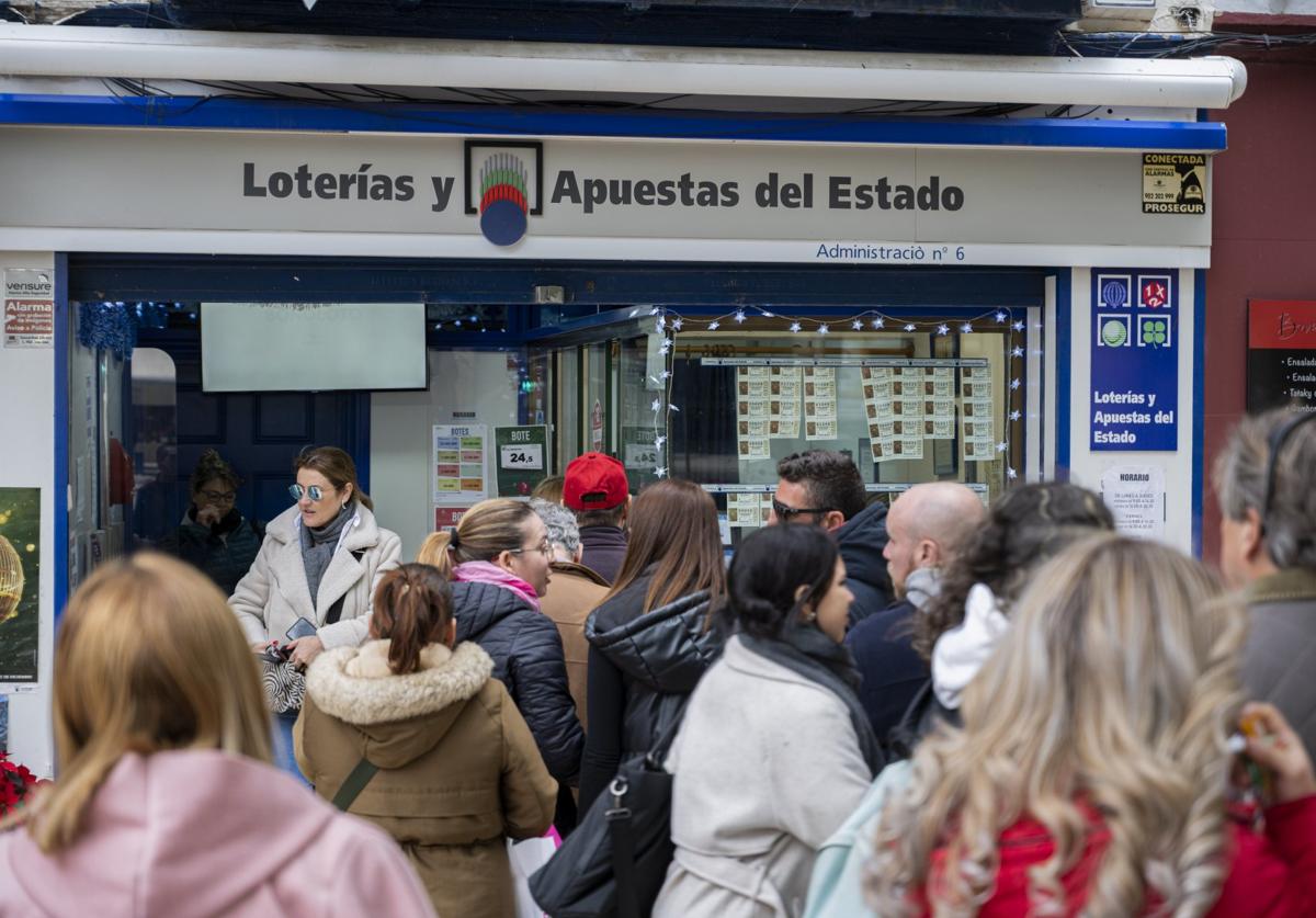 Decenas de personas apelotonadas en una administración de lotería.