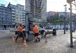 Operacios municipales han procedido estos días a la retirada de las cabinas telefónicas que se encontraban en el casco urbano.