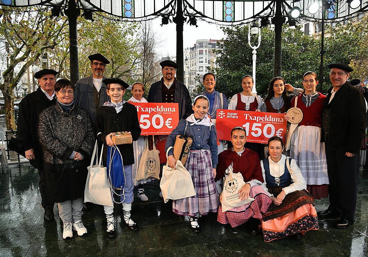 Lehiaketako txapeldunak, Eneko Goia alkatea eta Gero Axular Dantza Taldeko ordezkariak.
