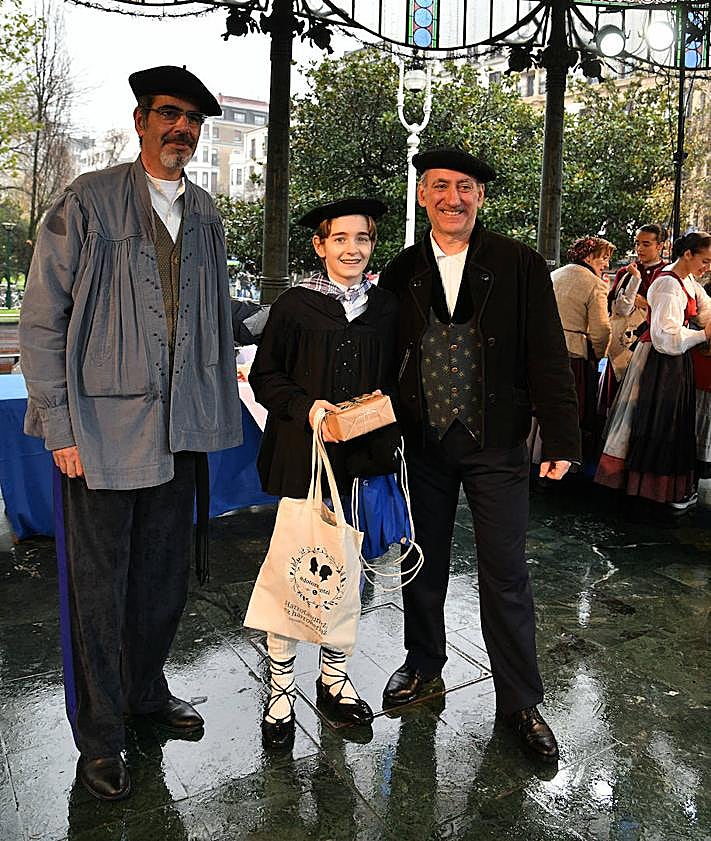 Imagen secundaria 2 - Agustina Odriozola, Haizea Burguera eta Eki Urruzmendi txapeldunak, Goia alkatea eta Unzurrunzagarekin, Gero Axular Dantza Taldeko zuzendaria.