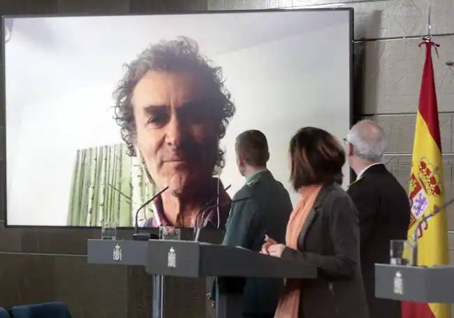 Fernando Simón, compareciendo desde su domicilio tras dar positivo.