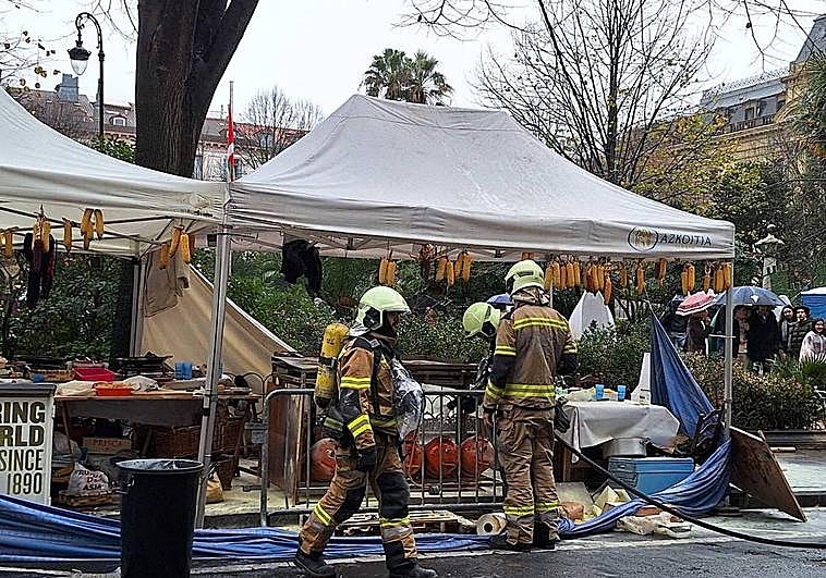 La zona con el puesto de talos en la plaza de Gipuzkoa acotada tras la pequeña explosión de gas y con los bomberos actuando.