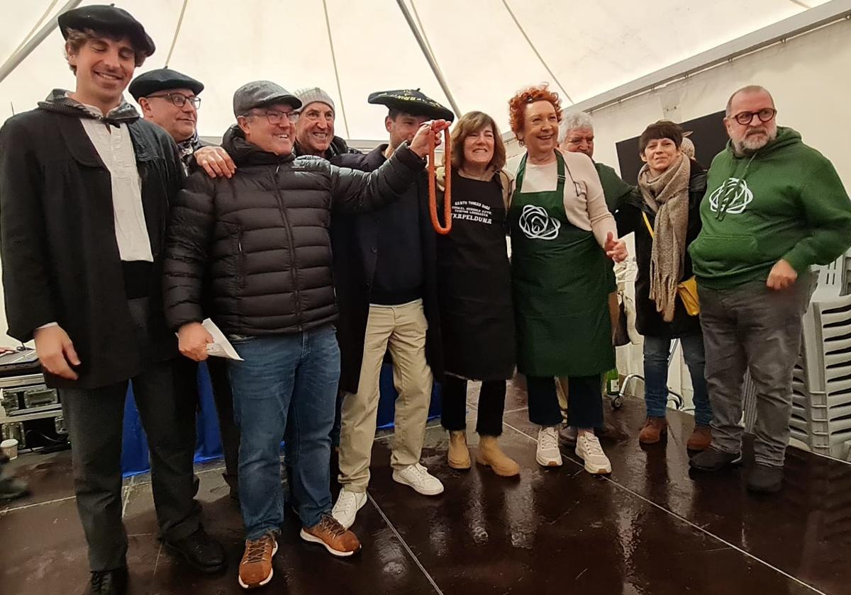 Los responsables de Gesalaga Okelan de Zarautz, con la txapela de mejor elaborador de txistorra.