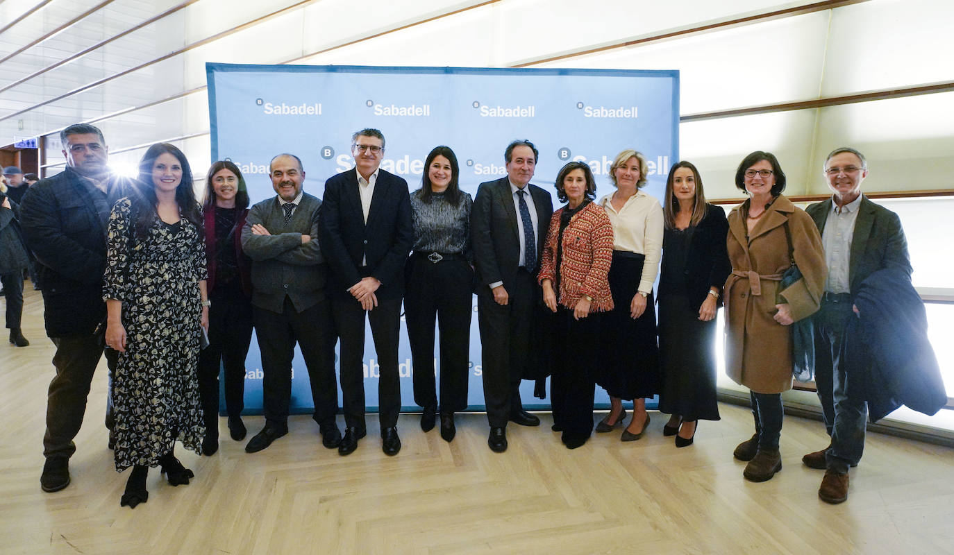 Una nutrida representación del Banco Sabadell se sumó al evento. Javier Rapado, Pilar Aguado, Ainhoa Arruti, Gorka Montero, Juan Agut, Itziar Mahave, Javier Abascal, Ana Euba y Arrate Vitores posan tras el concierto junto a algunos compañeros.