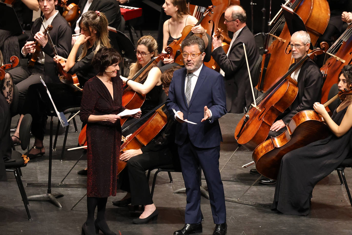 Los periodistas de DV Itziar Altuna y Mitxel Ezquiaga presentaron el concierto, que este año ha cumplido su trigésima edición. 