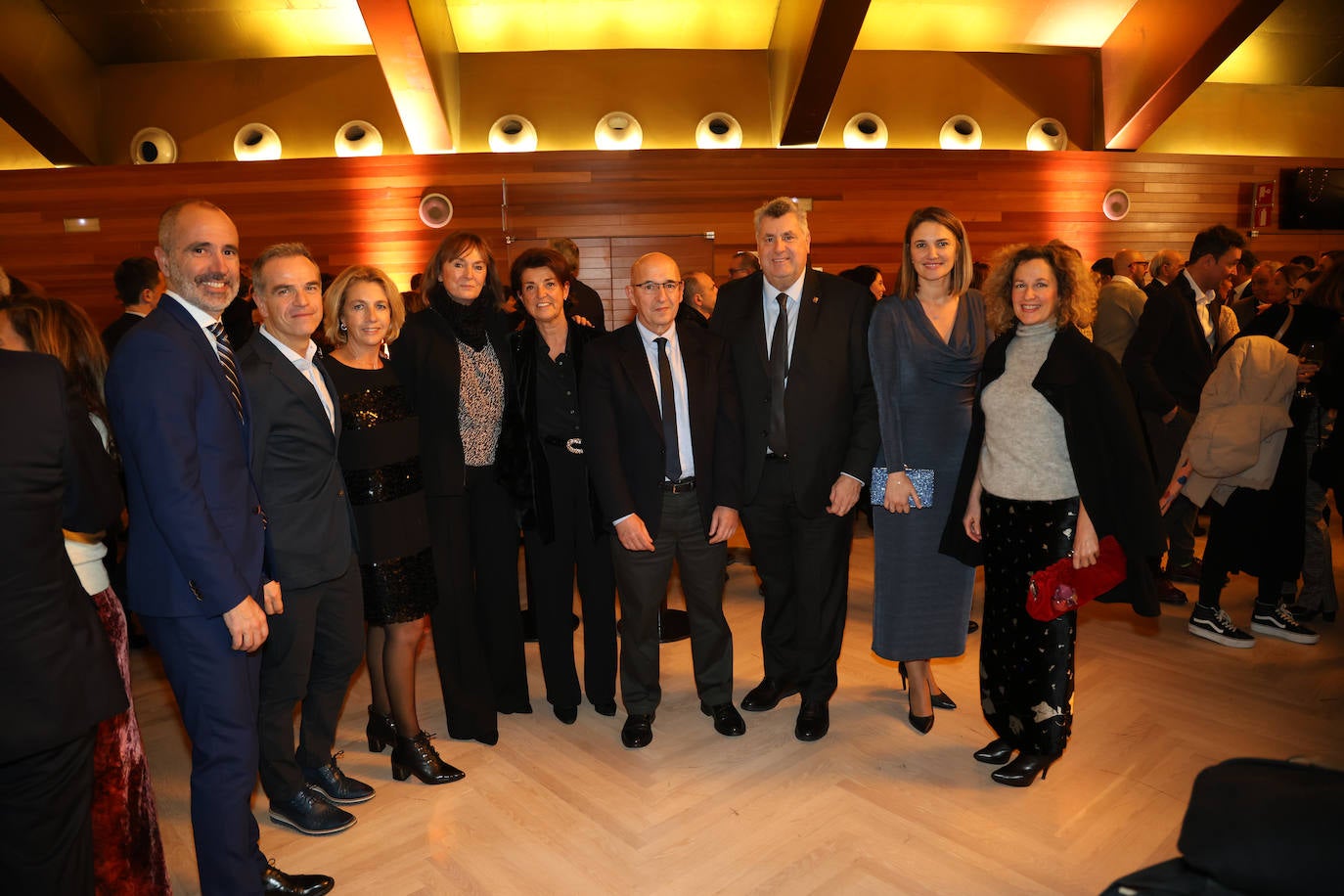 Iñigo Iribarnegaray, José Ramón Fernández de Barrena, Charo Isaac, Begoña Irazu, Lola Gortazar, José Gabriel Mujika, Mikel Ubarrechena, Laura Mateos y Amaia García-Eizaga.