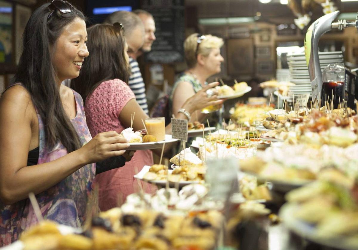 Turistas en un bar de pintxos de la Parte Vieja de San Sebastián