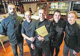 Iñigo y su equipo del Urkiola, en el comedor del restaurante.