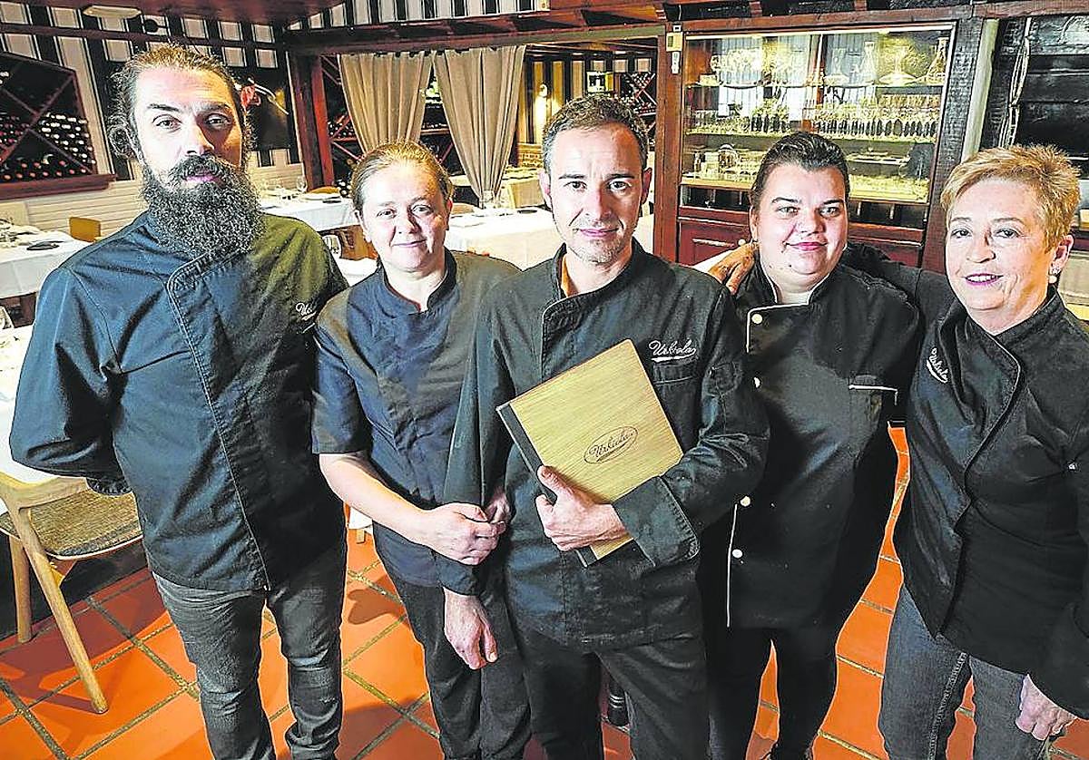 Iñigo y su equipo del Urkiola, en el comedor del restaurante.