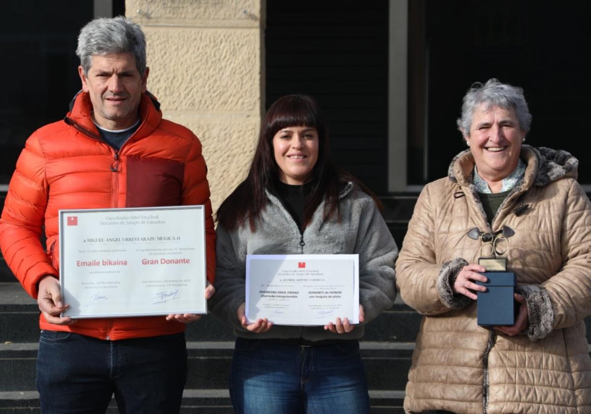 Miguel Ángel Urrestarazu, Aitziber Zeberio y Monse Delgado posan con sus distintivos.