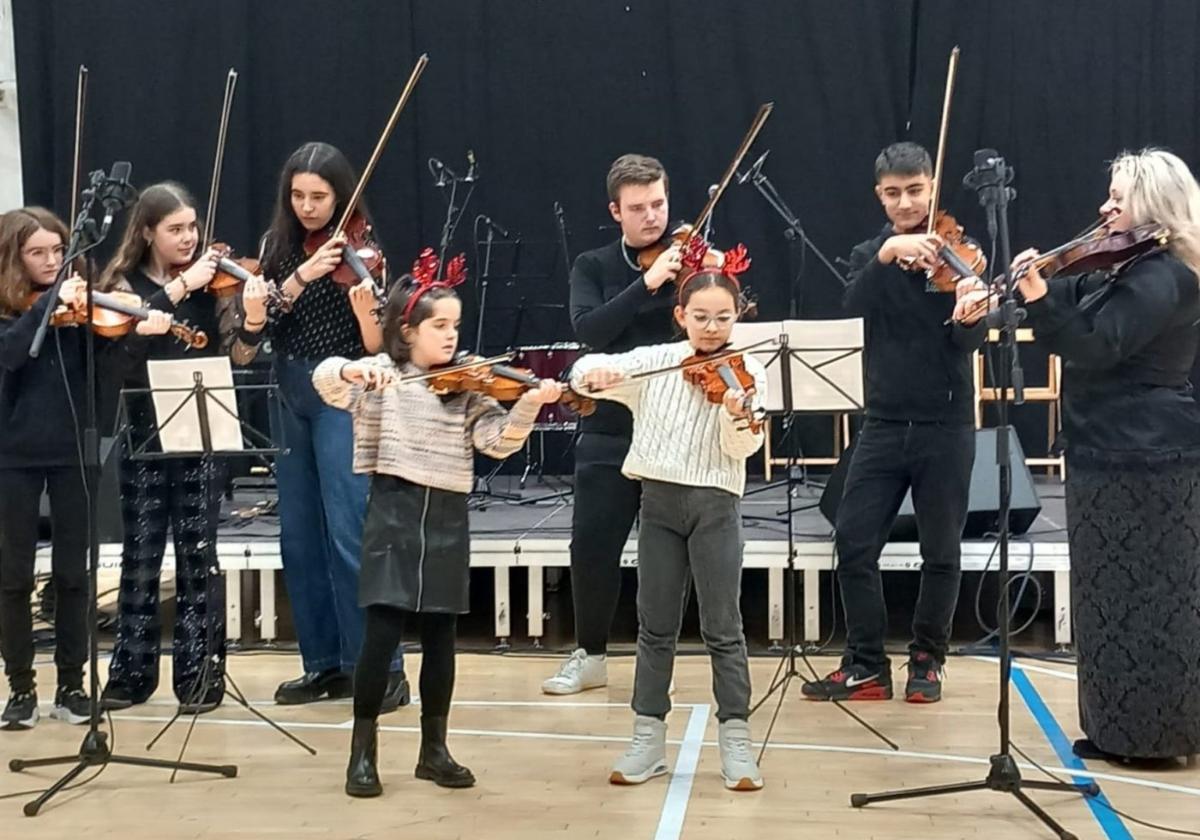 Alumnos de violín de Beheko Erroka Musika Eskola durante un concierto.