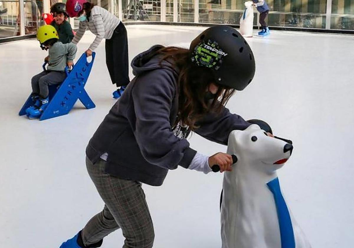 La chavalería tiene diversión asegurada desde hoy con la apertura de la pista de hielo.