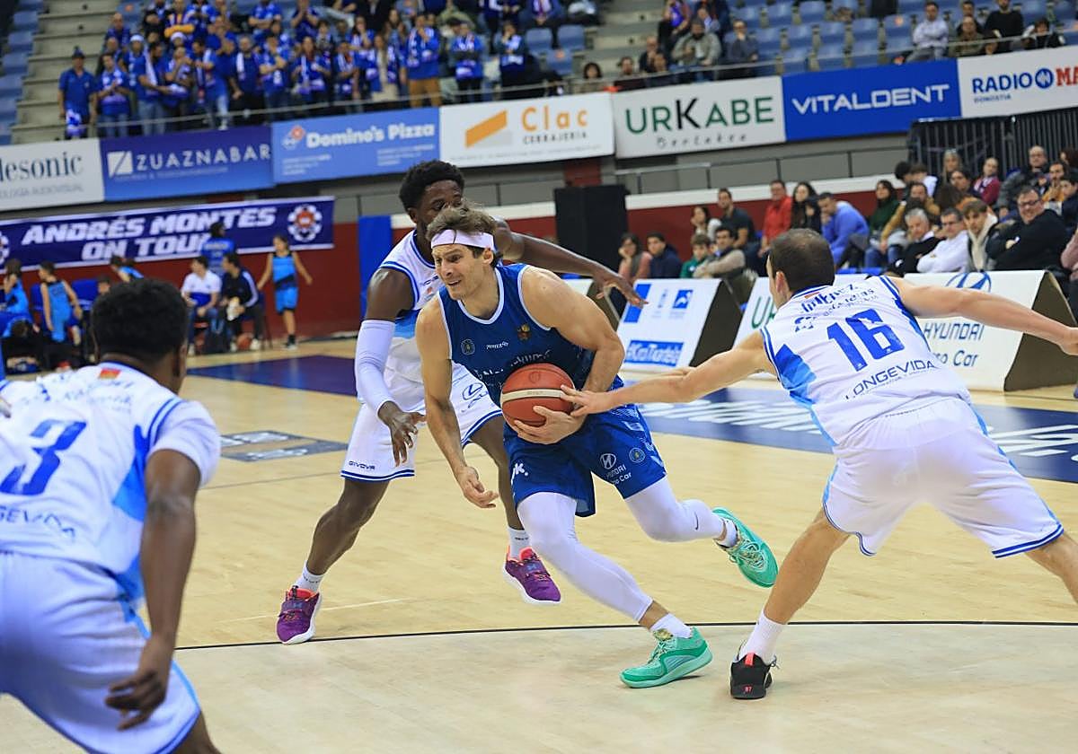 Vujadinovic trata de penetrar hacia canasta rodeado de jugadores del San Pablo Burgos.