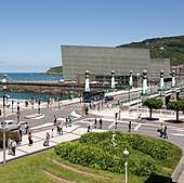 Más acera en el puente y junto al Victoria Eugenia, y cambio del carril bici