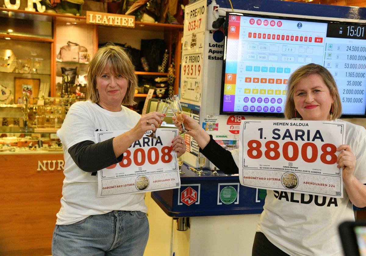 Gemma y Amaia Silván posan con el número 88008, el mismo que ha dejado más de tres millones de euros en Zarautz.