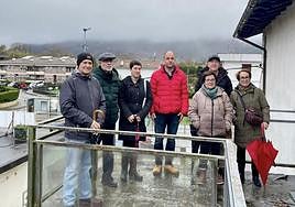 El alcalde Enparan y la concejala Urtizberea, con miembros de la asociación de vecinos.