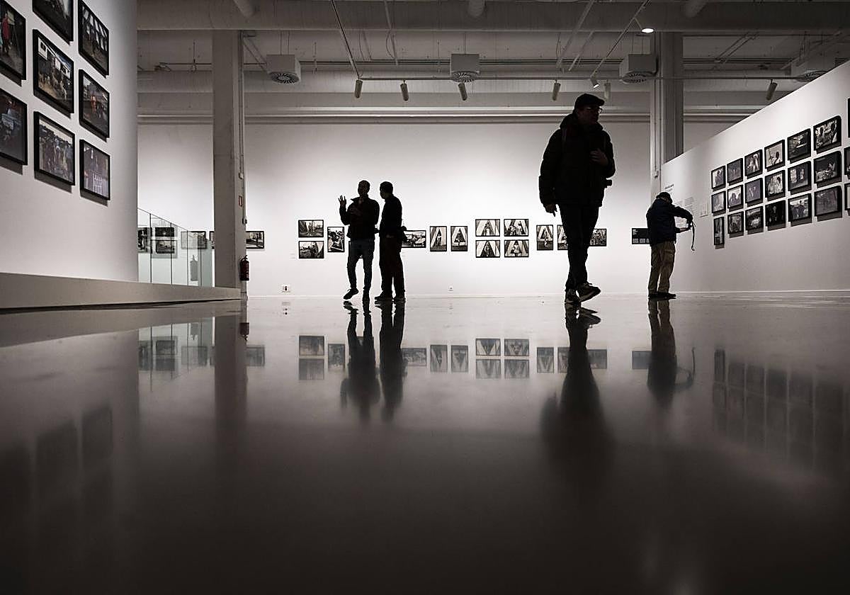 Vista de la exposición retrospectiva dela fotógrafa donostiarra Isabel Azkarate.