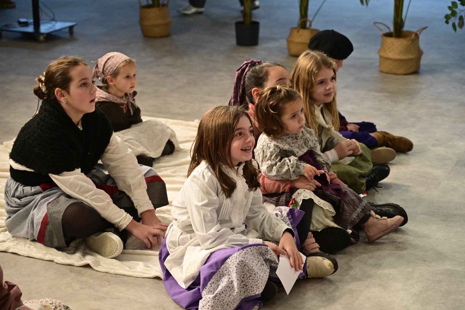 Olentzero y Mari Domingi, con los niños en DV