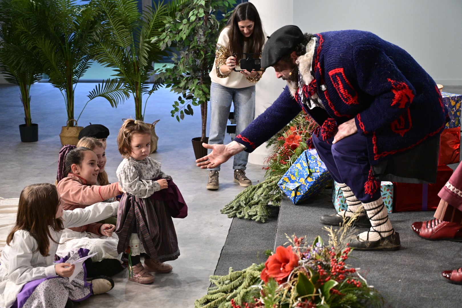 Olentzero y Mari Domingi, con los niños en DV