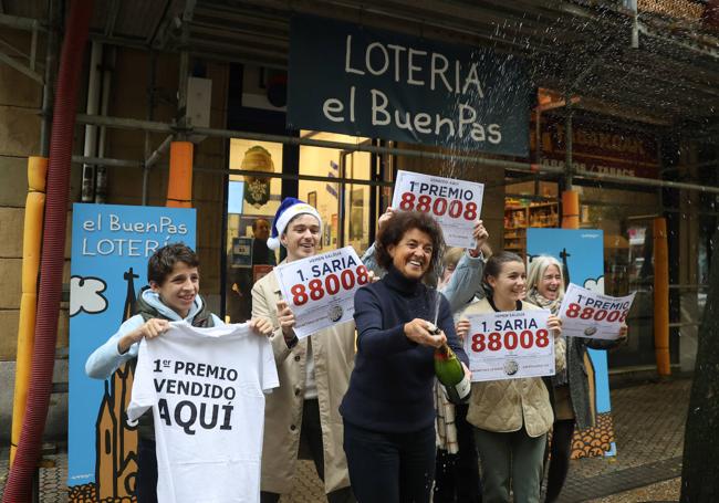 Responsables de la administración donostiarra de la calle Alfonso VIII, donde han tocado dos décimos del Gordo.