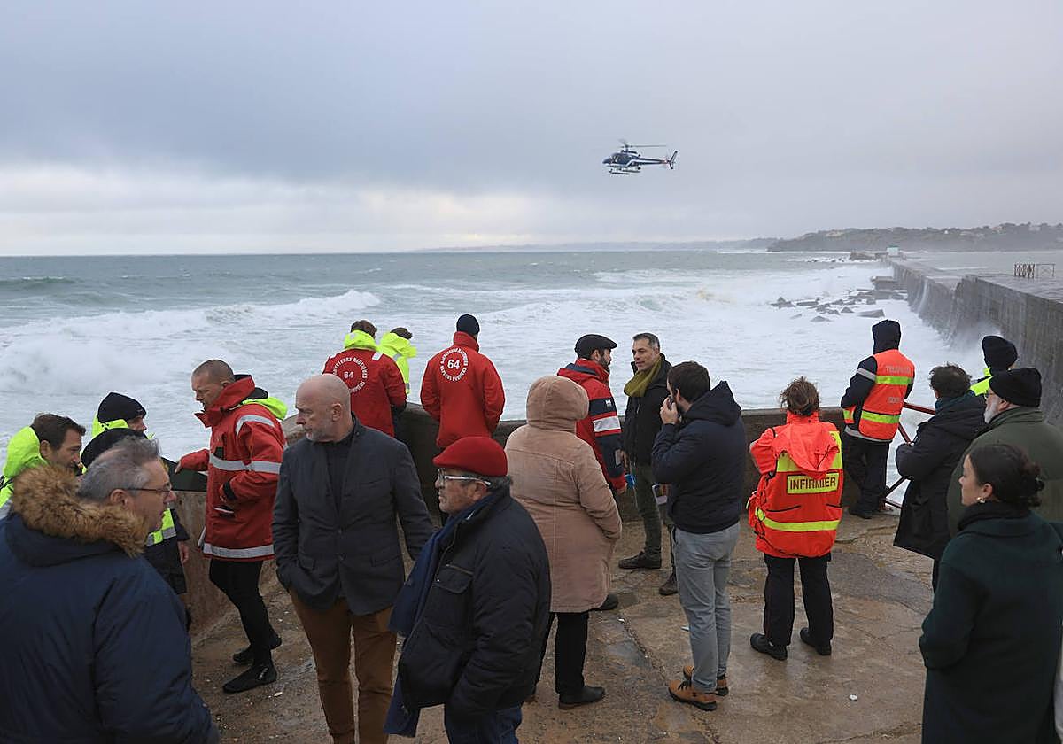 Equipo de emergencias en la zona en la que ha encallado la embarcación en Ziburu.