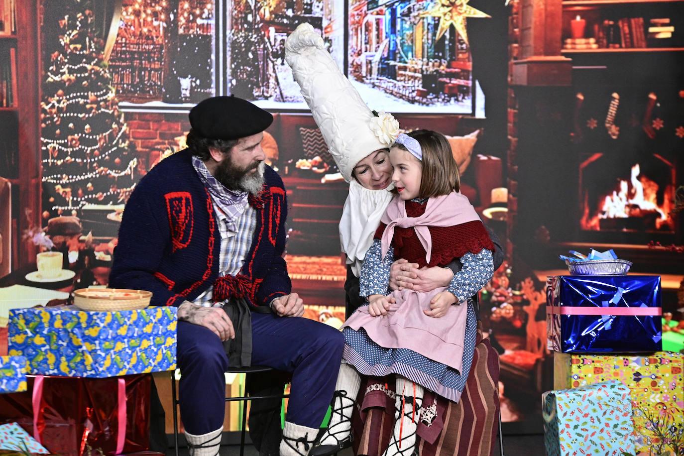 Olentzero y Mari Domingi, con los niños en DV