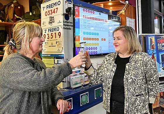 Gemma y Amaia Silván, propietarias de la tienda Nur Opariak en el Maxi Eroski de Zarautz donde ha tocado el Gordo de Navidad este viernes, brindando por el primer premio.