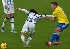 Rubén Alcaraz agarra antes de empujar a Take Kubo.