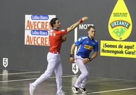 Jokin Altuna dibuja una dos paredes mientras Unai Laso inicia la carrera hacia el ancho.