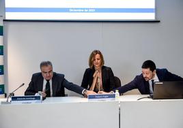 Los responsables de Confebask Eduardo Aréchaga, la presidenta, Tamara Yagüe, y Pablo Martín, en la comparecencia de ayer en Bilbao.