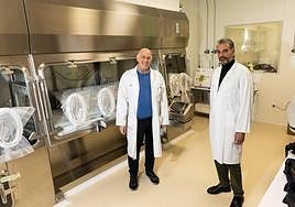 Ander Izeta y Carlos Ponizo, en la nueva unidad de terapias avanzadas del Hospital Donostia.