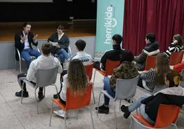 Iñigo Charola comparte su experiencia con los alumnos del Herrikide Ikastetxea de Tolosa durante una de las charlas.