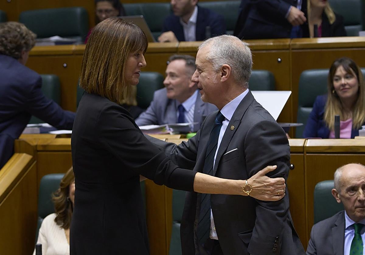 El lehendakari, Iñigo Urkullu, y la vicelehendakari, Idoia Mendia, se saludan en pleno.