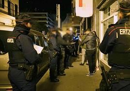 La Ertzaintza realizó numerosos cacheos preventivos en zonas de ocio nocturno.