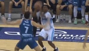 Momentos del tiro final del San Pablo Burgos que no terminó fuera del aro y dejó la victoria en Illunbe para el GBC.